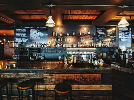 Duurzame warmwater- en verwarmingssystemen voor restaurants en kantines, geleverd door Inoxcon en afgestemd op continu gebruik en hoge verbruikspieken.
