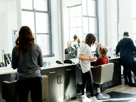 Duurzame warmwater- en verwarmingssystemen voor kapsalons en wellnessruimtes, geleverd door Inoxcon en afgestemd op comfort, hygiëne en dagelijks gebruik.