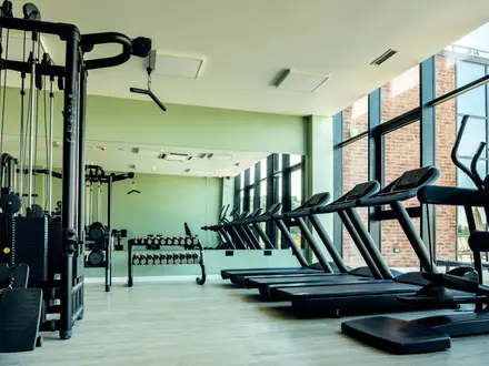 Duurzame warmwater- en verwarmingssystemen voor sportverenigingen, geleverd door Inoxcon en afgestemd op piekgebruik tijdens trainingen en wedstrijddagen.