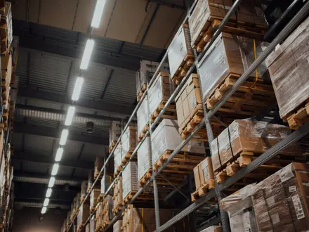Duurzame warmwater- en verwarmingsinstallaties voor logistieke centra, geleverd door Inoxcon en afgestemd op wisselende bezetting en dagelijkse bedrijfsvoering.