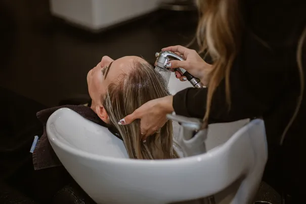 Inoxcon levert betrouwbare warmwatersystemen voor kapsalons en salons, gebruikt voor haarwassen, behandelingen en dagelijkse klantverzorging.