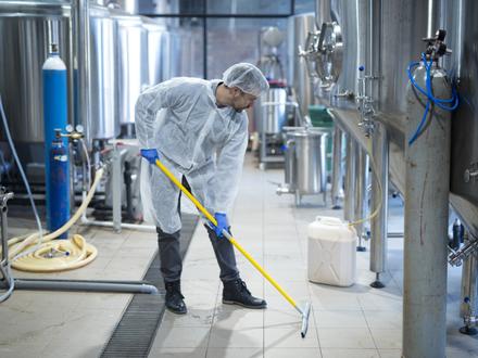 Duurzame warmwater- en verwarmingssystemen voor industrieel wassen en cleanen, geleverd door Inoxcon en afgestemd op continu gebruik en zware belasting.