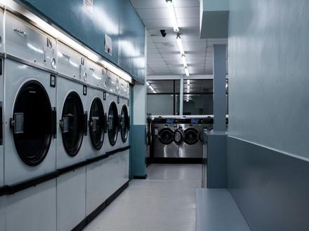 Duurzame warmwater- en verwarmingssystemen voor wasserettes en stomerijen, geleverd door Inoxcon en afgestemd op continu gebruik en hoge verwerkingscapaciteit.