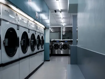 Duurzame warmwater- en verwarmingssystemen voor wasserettes en stomerijen, geleverd door Inoxcon en afgestemd op continu gebruik en hoge verwerkingscapaciteit.